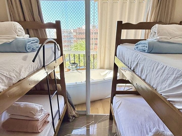 Jacuzzi Condo Beach Living Resort | Close to Beach Park (3-m